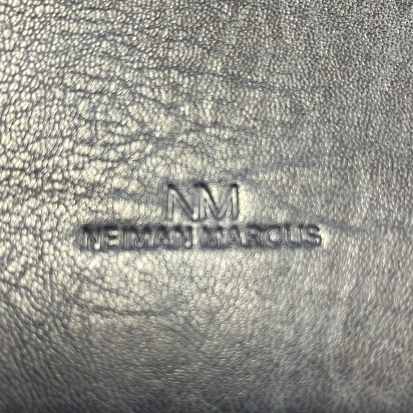 NIEMAN MARCUS NAVY BLUE SMALL PURSE CLUTCH HAND BAG WITH GOLD HARDWARE - Picture 3 of 4